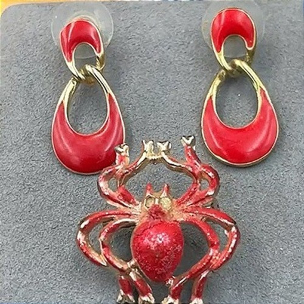 Vintage‎ VTG Gold Tone Spooky Spider Red Enamel Brooch Set with Clip Doorknocker